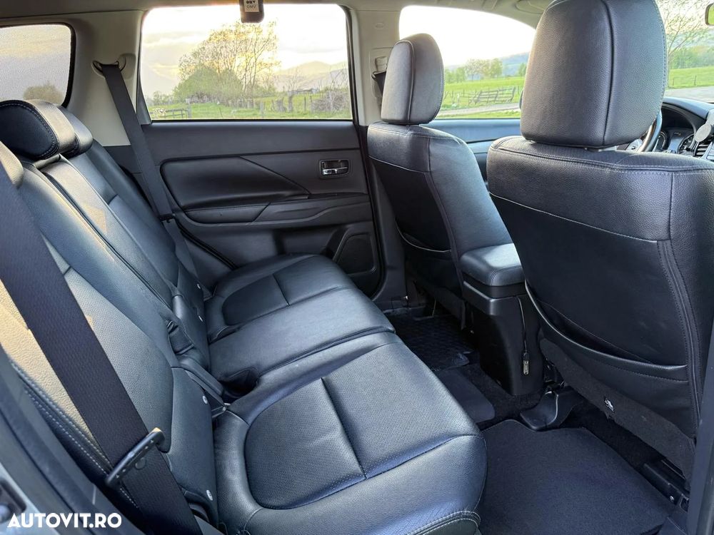 Mitsubishi Outlander 2.0 4WD Plug-In Hybrid - 9
