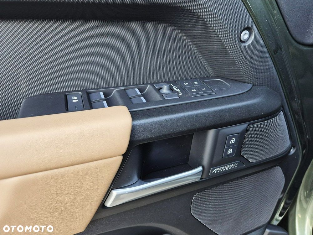 Land Rover Defender - 20