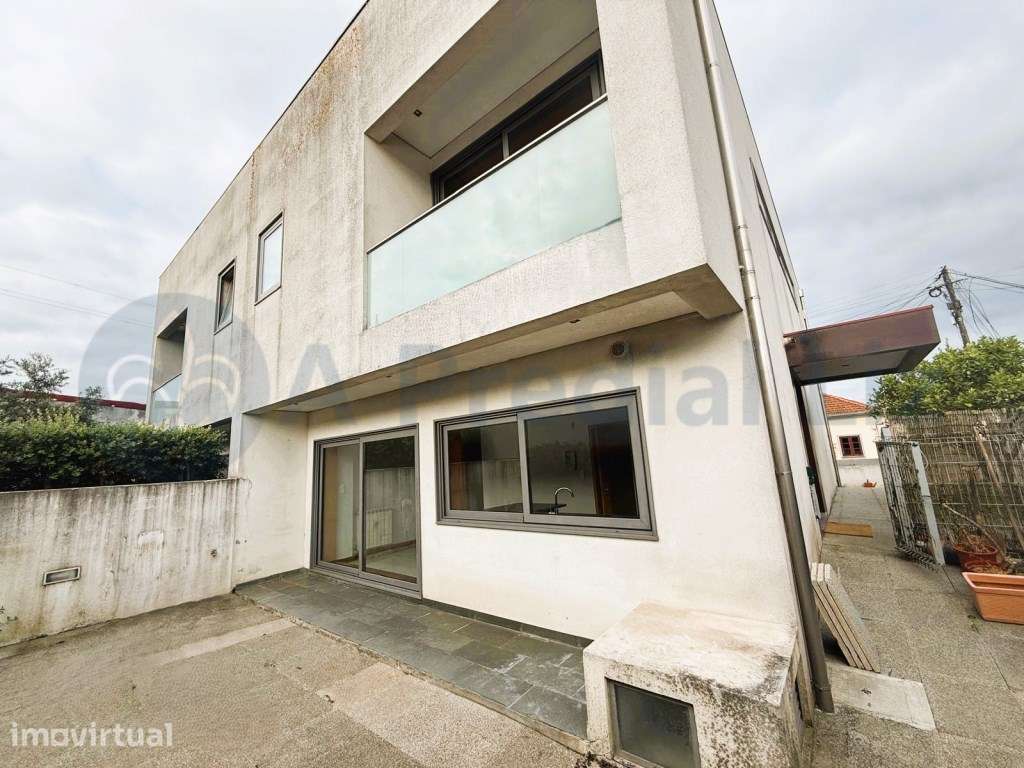 Moradia V3 com Jardim, Terraço e Garagem para 3 Carros | Arcozelo - Grande imagem: 3/32