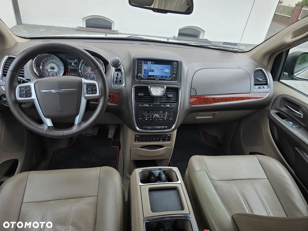 Chrysler Town & Country 3.6 Limited - 21