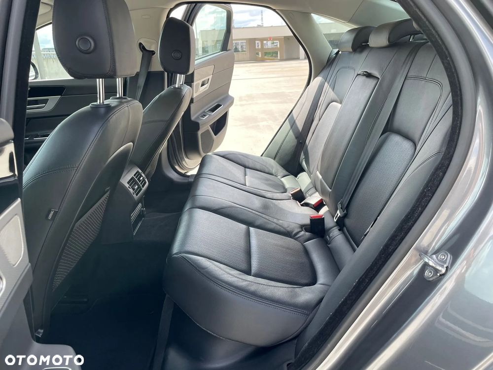 Jaguar XF 20d Prestige - 11