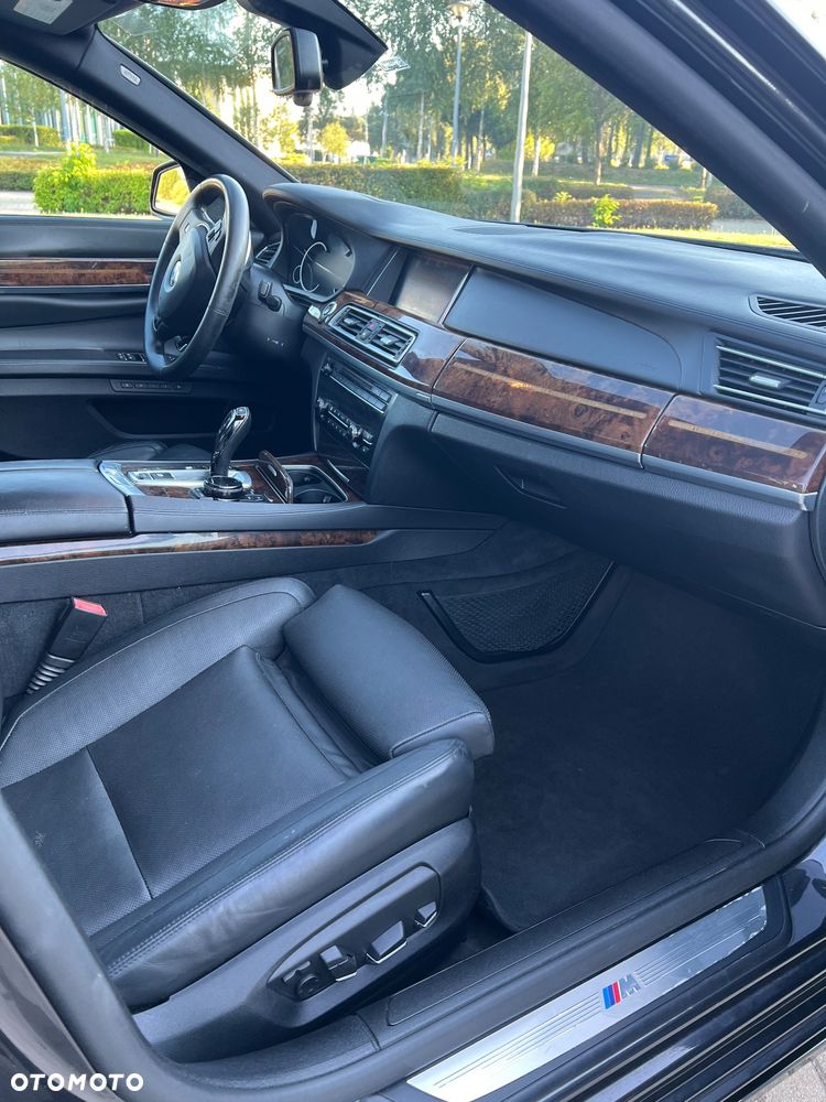 BMW Seria 7 740i - 13