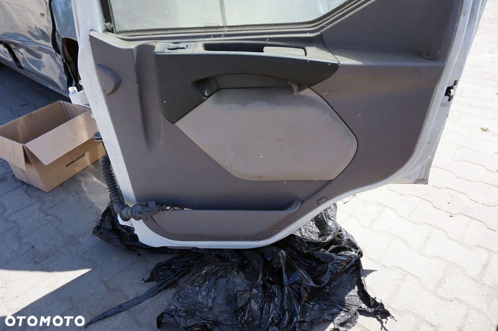 DRZWI PRZEDNIE PRAWE  KOMPLETNE EURO 6 BIAŁY DAF LF - 19