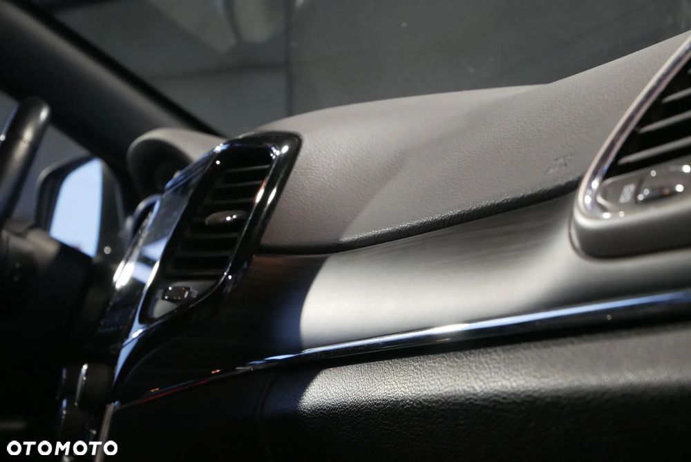 Jeep Grand Cherokee - 34