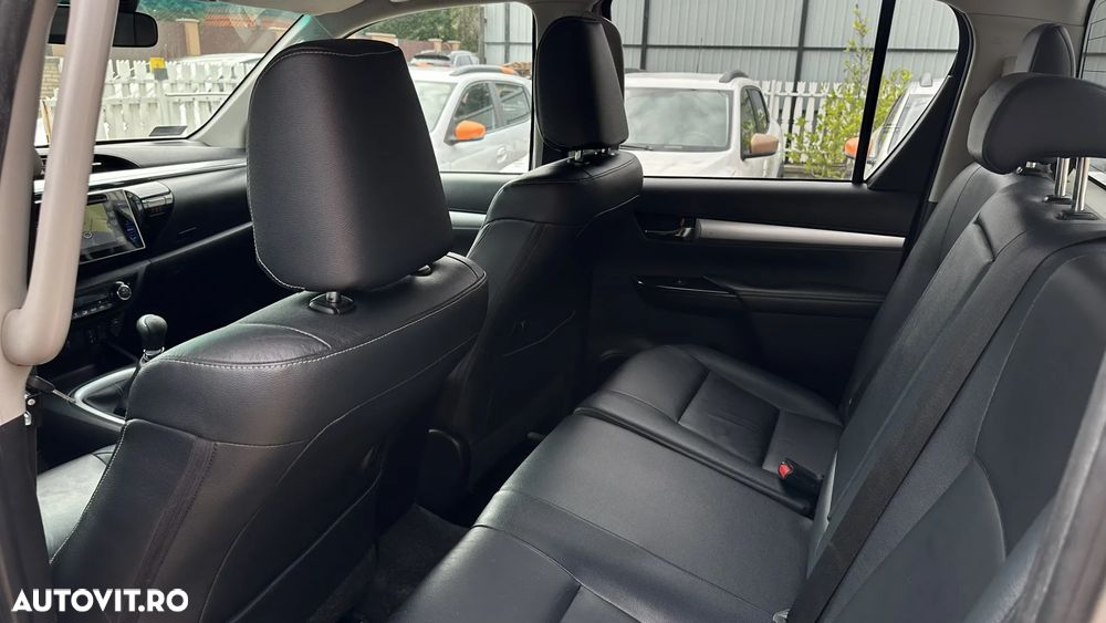 Toyota Hilux 4x4 Double Cab Executive - 11