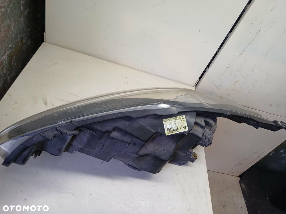 Ford Fiesta Mk7 Lampa przednia prawa-brak zaczepów - 3