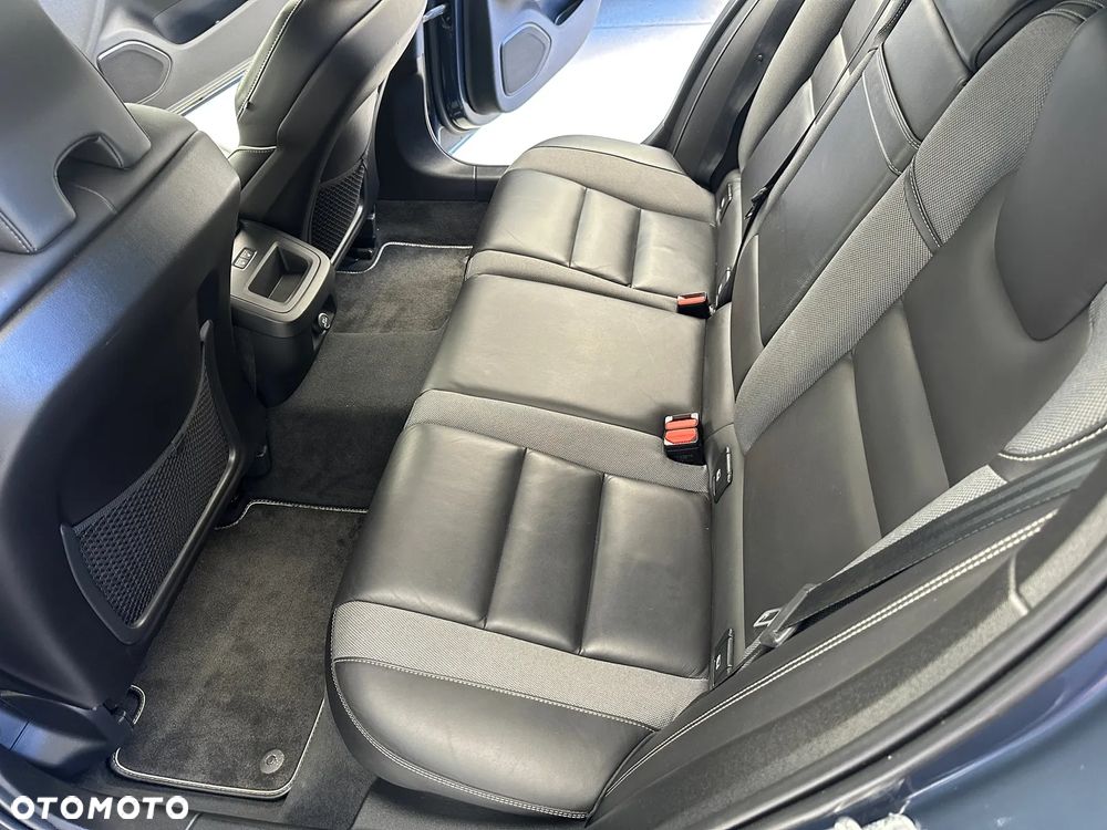 Volvo V60 D4 AWD R-Design - 8