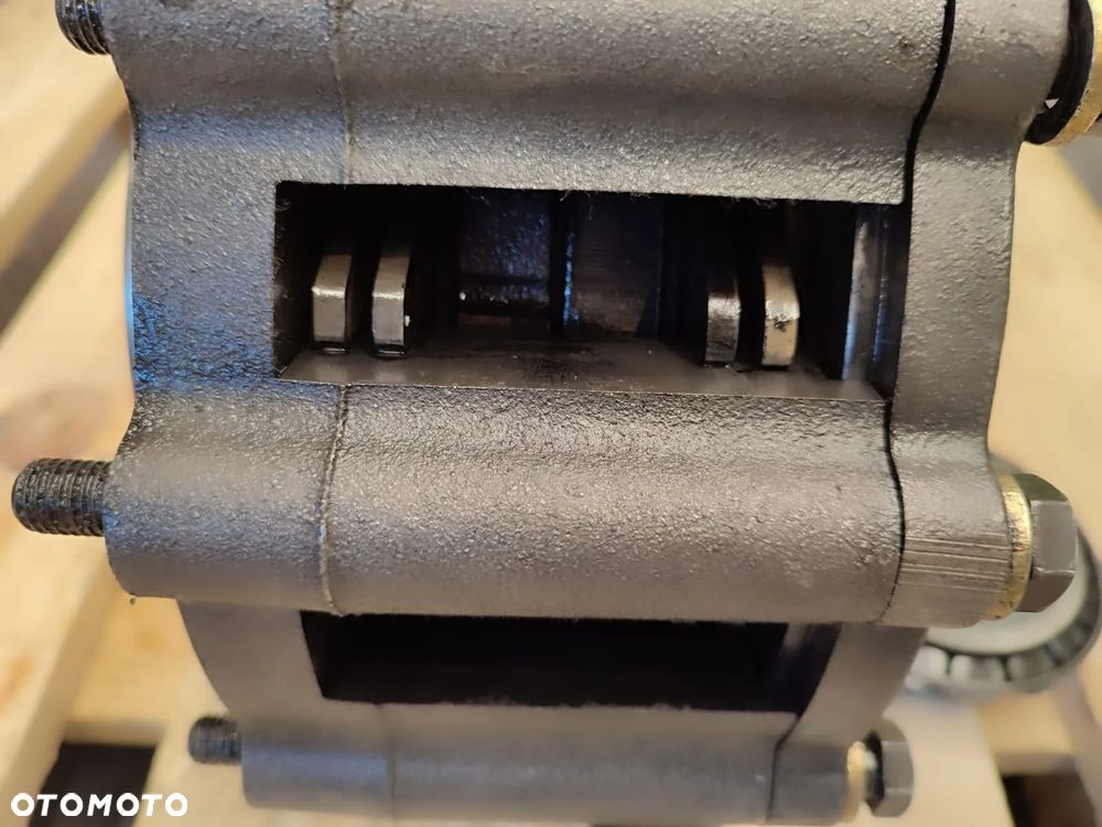 Hamulce 1067B1 Claas Axion 840 - 12