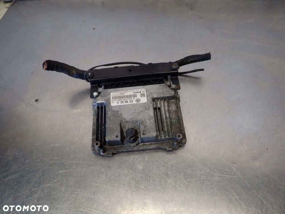 KOMPUTER SILNIKA VOLKSWAGEN PASSAT B6 - 1