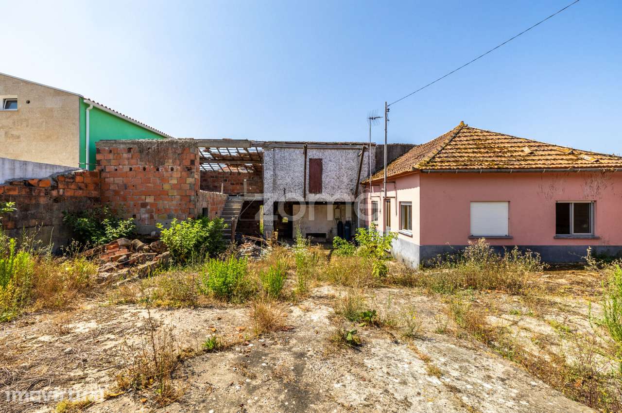 Moradia T2 || Para Reconstrução || Lote com 1.075m2 - Grande imagem: 4/44