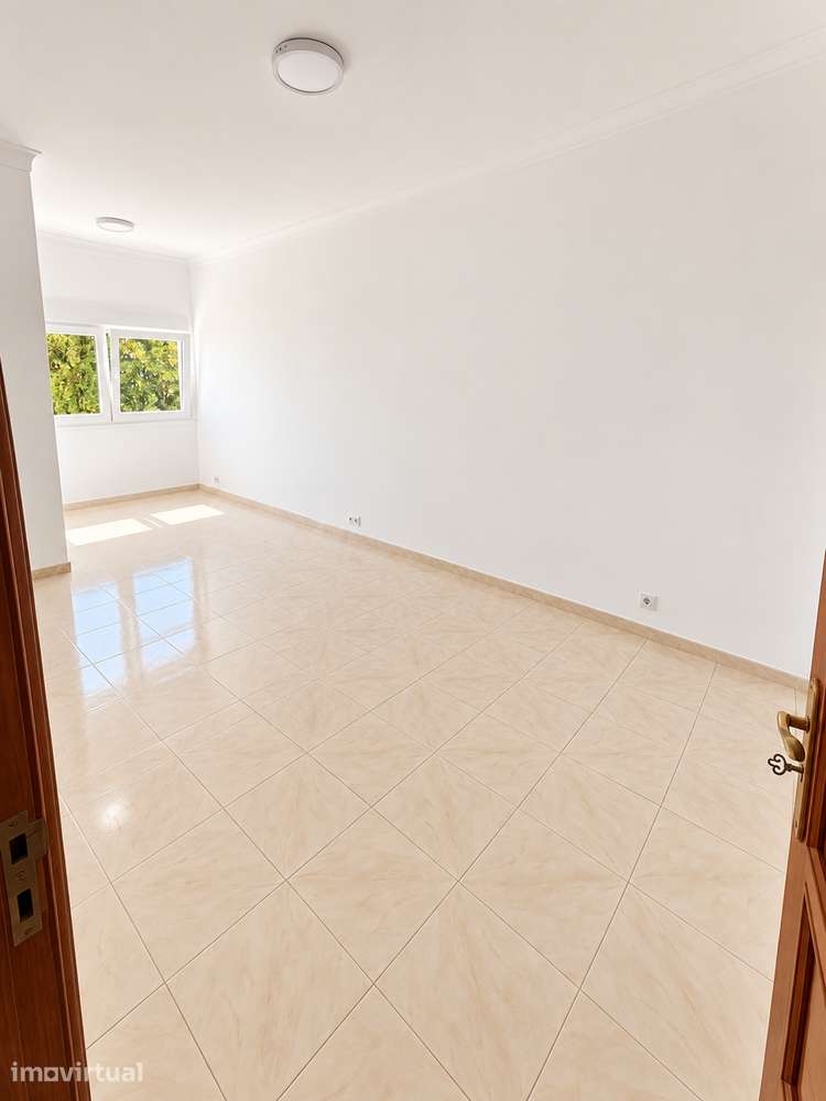 T2+1 remodelado com sótão e excelente luminosidade em Linda-a-Velha - Grande imagem: 3/14