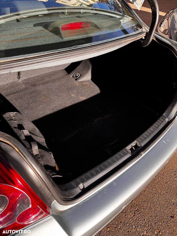 Toyota Avensis 1.6 Comfort - 37