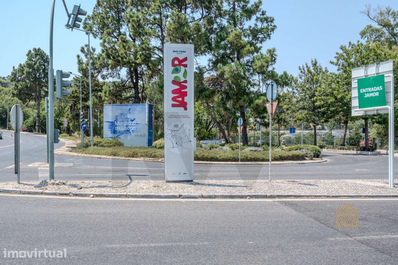 T2 com Terraço na Cruz Quebrada | A 1 minuto do Comboio, Jamor e Praia - Grande imagem: 3/24
