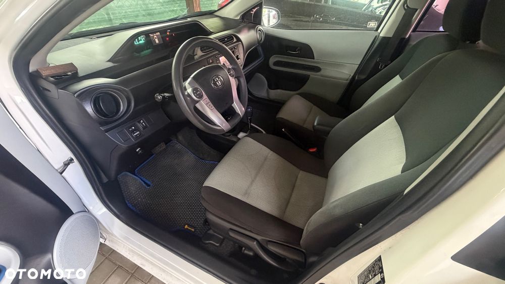 Toyota Prius (Hybrid) - 33