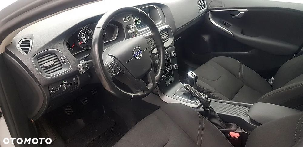 Volvo V40 D2 Drive-E Momentum - 10