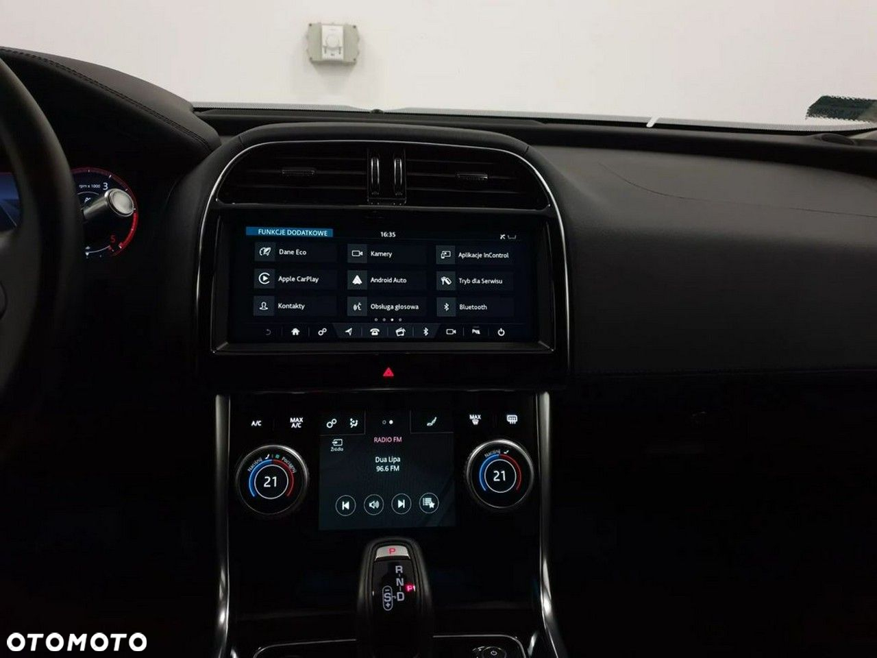 Jaguar XE 2.0 D180 SE - 23