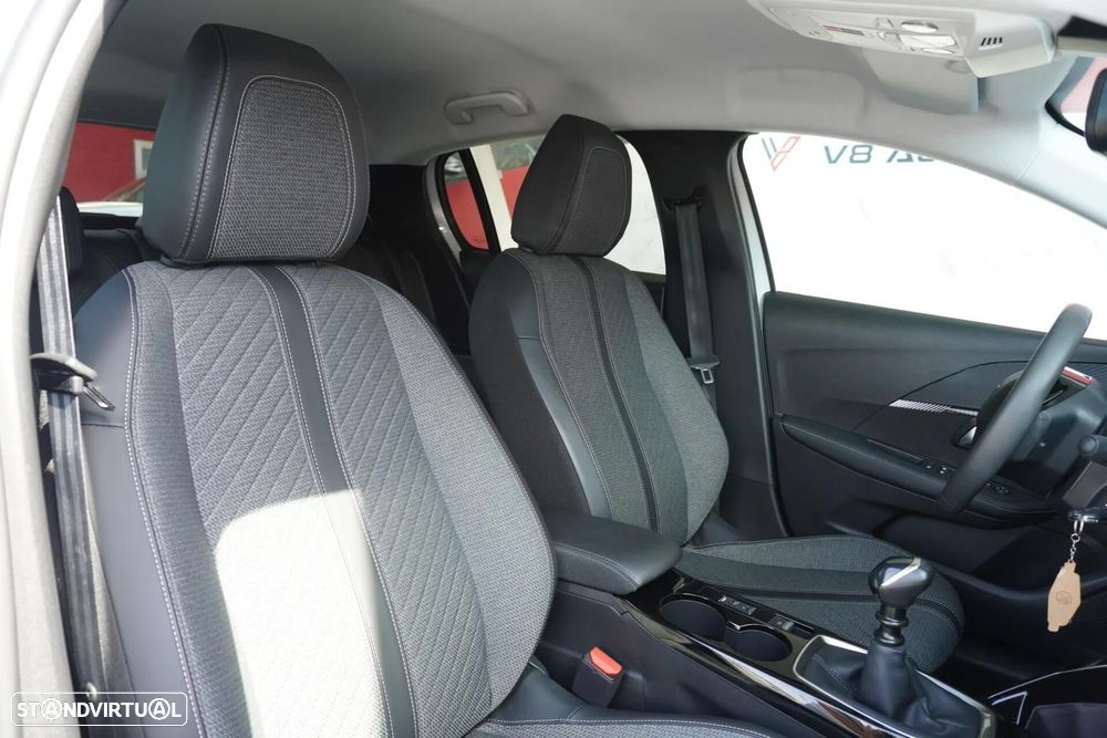 Peugeot 208 - 23