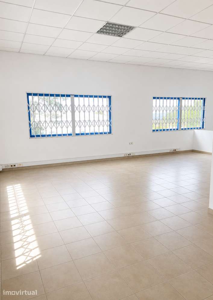 Armazém Industrial com escritórios | 752 m² | Santo Tirso - Grande imagem: 5/9