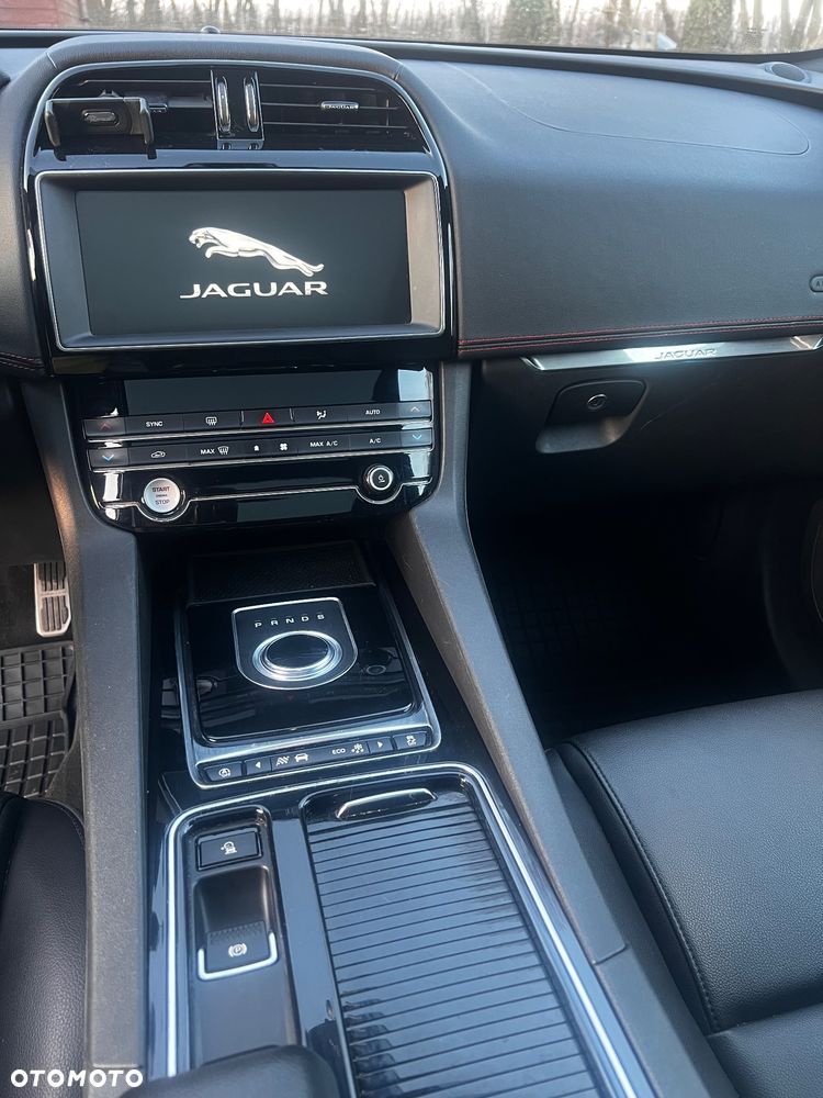 Jaguar F-Pace - 11