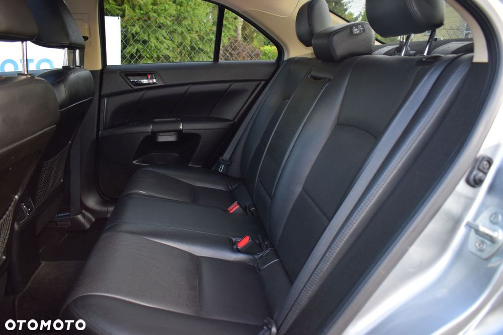 Suzuki Kizashi 2.4 Sport 4WD CVT - 10