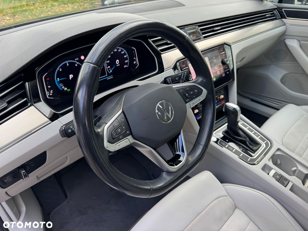 Volkswagen Passat Variant 2.0 TDI SCR DSG Highline - 19