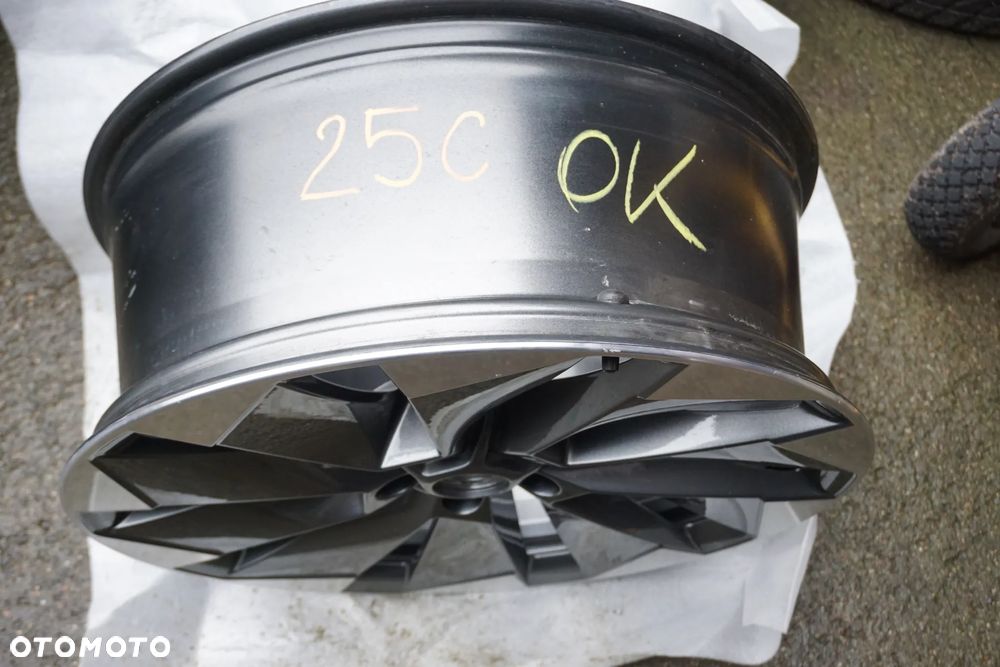 Skoda 5x112 21 8,5J et40 5LA601025BL stan bdb - 4