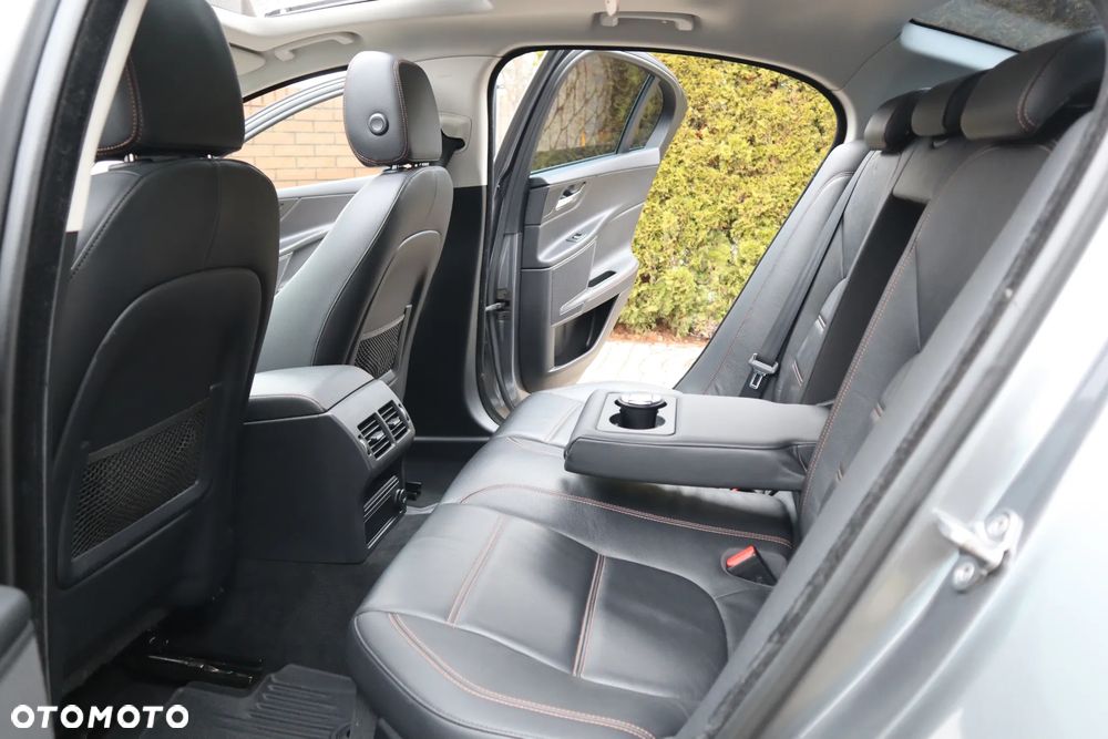 Jaguar XE 20d Prestige - 14