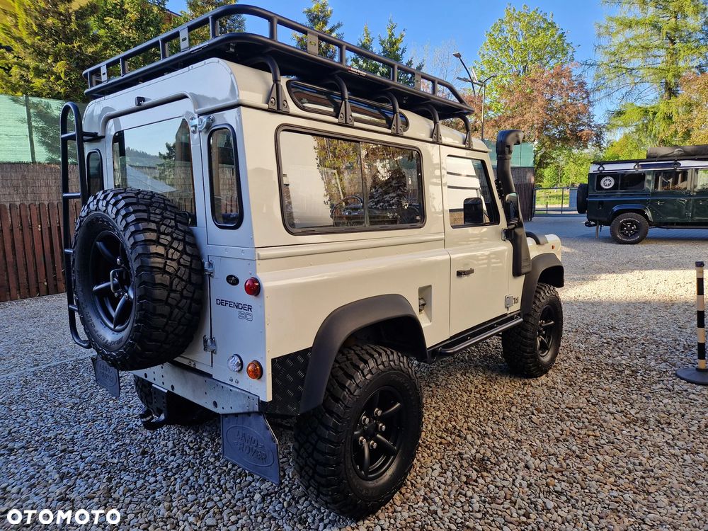 Land Rover Defender - 26