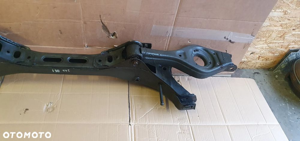 Oś tylna belka zawieszenia tył Hyundai I30 I - 7