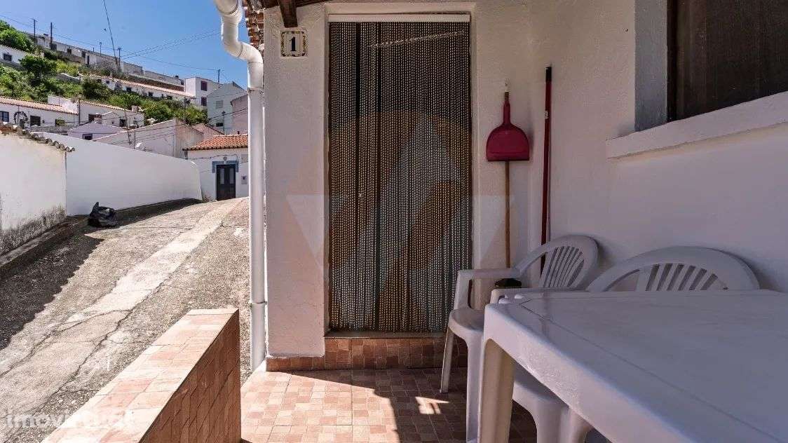 Moradia típica no centro histórico de Aljezur - Grande imagem: 2/19