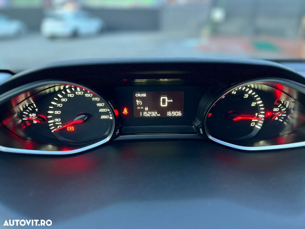 Peugeot 308 1.2 L PureTech Turbo S&S Allure - 16