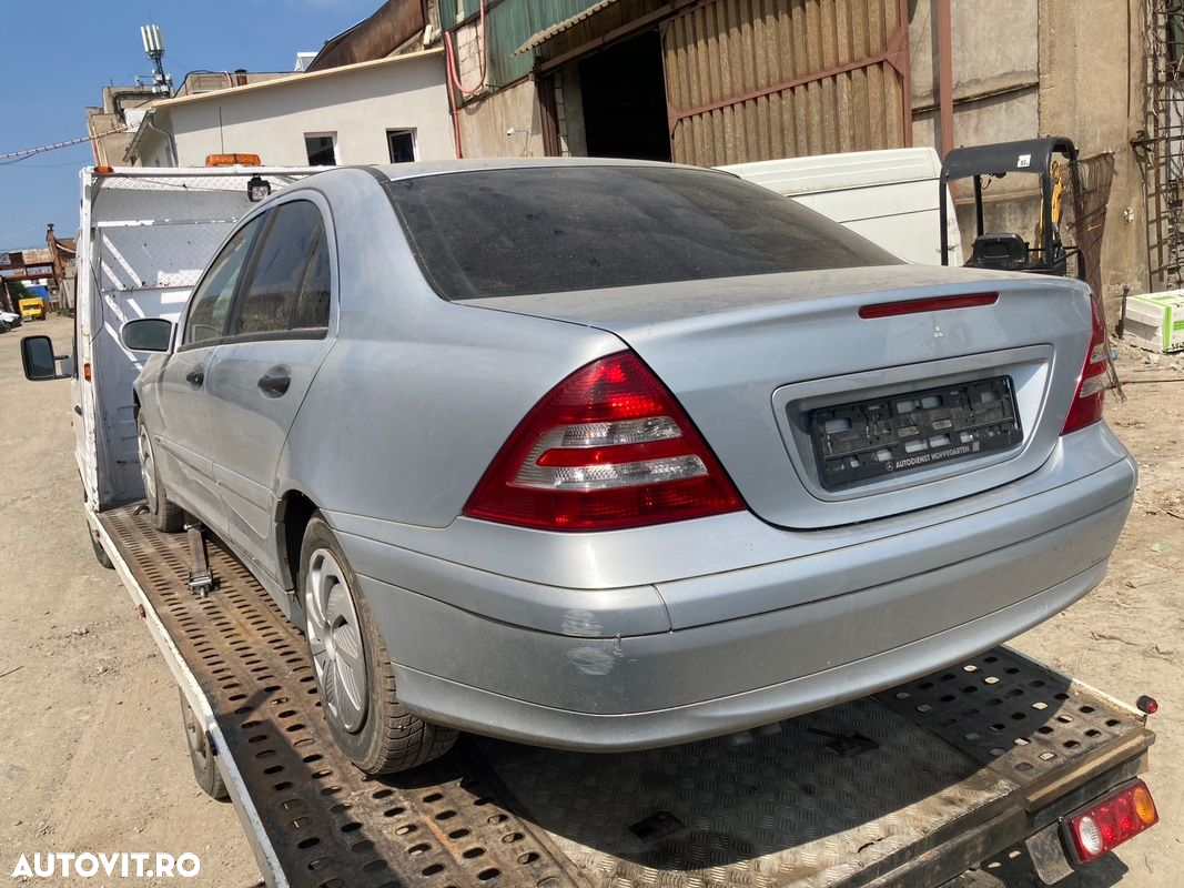 Dezmembrez Mercedes C Class W203 2.2 CDI 646.963 2005 - 8