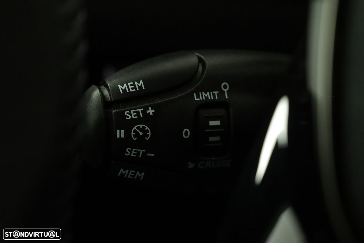 Peugeot 2008 1.2 PureTech Allure EAT8 - 19