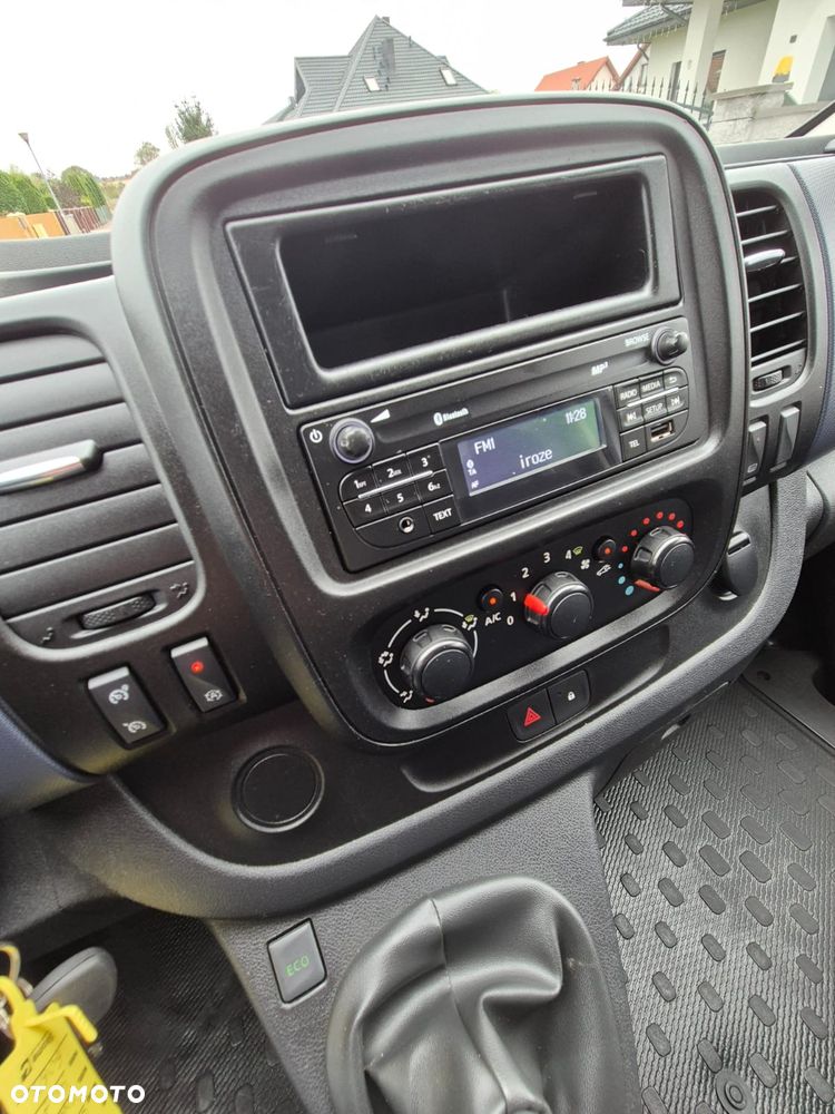 Opel Vivaro 2017r LONG 180tys km webasto super stan - 20