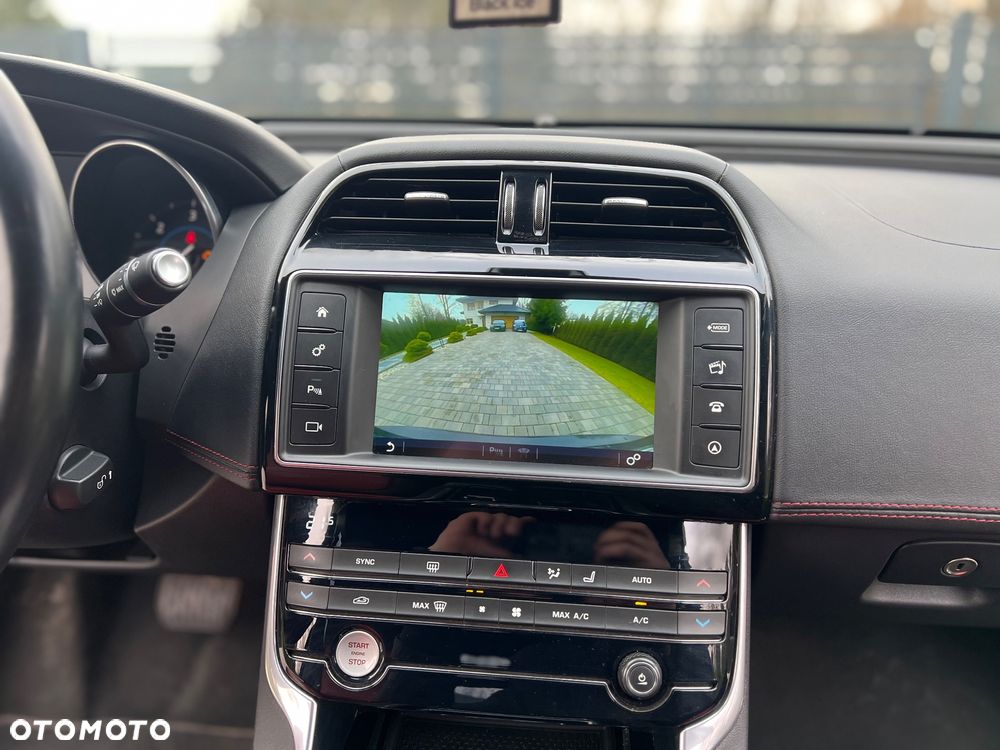 Jaguar XE 2.0 D R-Sport - 18