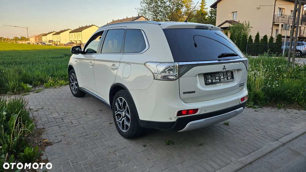 Mitsubishi Outlander Instyle NAVI + - 33