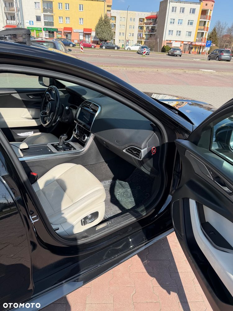 Jaguar XE 2.0 D180 R-Dynamic S - 20