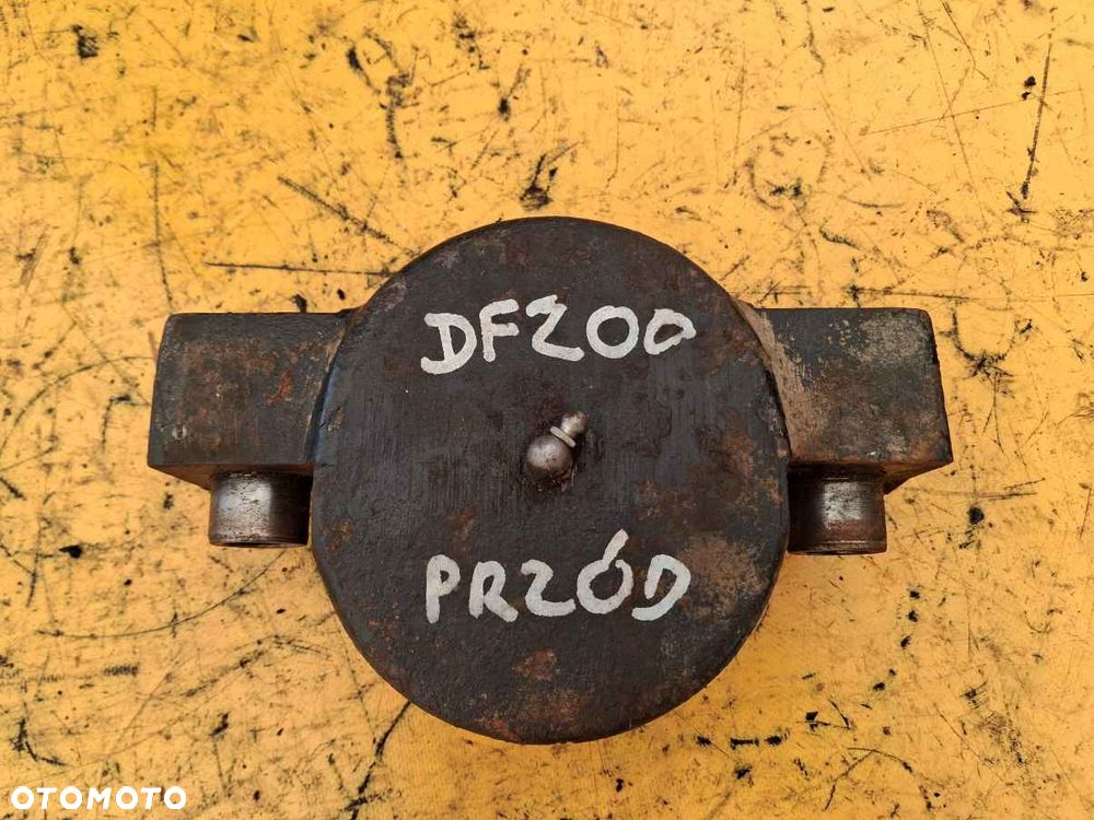 Podpora przednia przedniej osi Deutz Fahr Agrotron 200 - 3