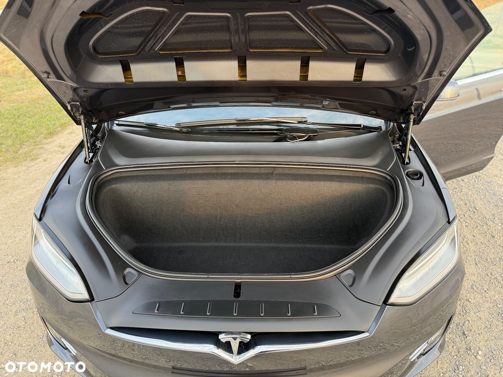 Tesla Model X - 17