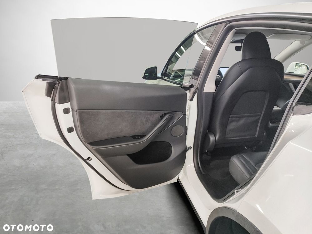 Tesla Model Y Long Range AWD - 8