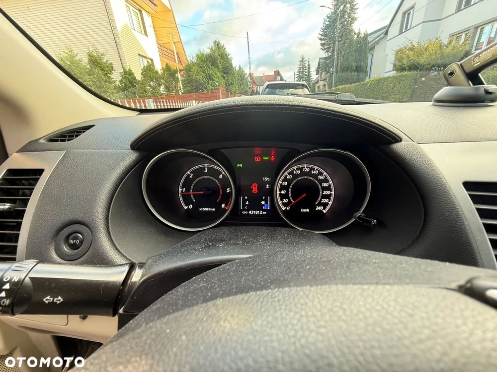 Mitsubishi Outlander - 8