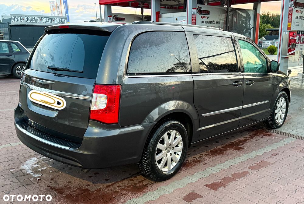 Chrysler Town & Country - 3
