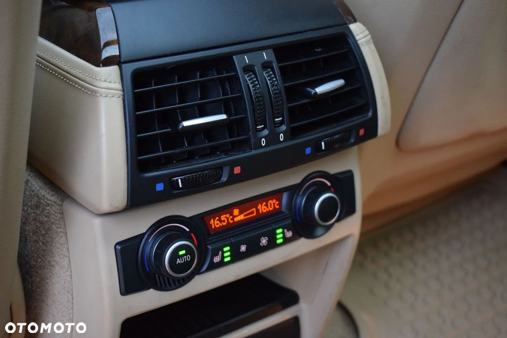 BMW X5 4.8i xDrive - 10