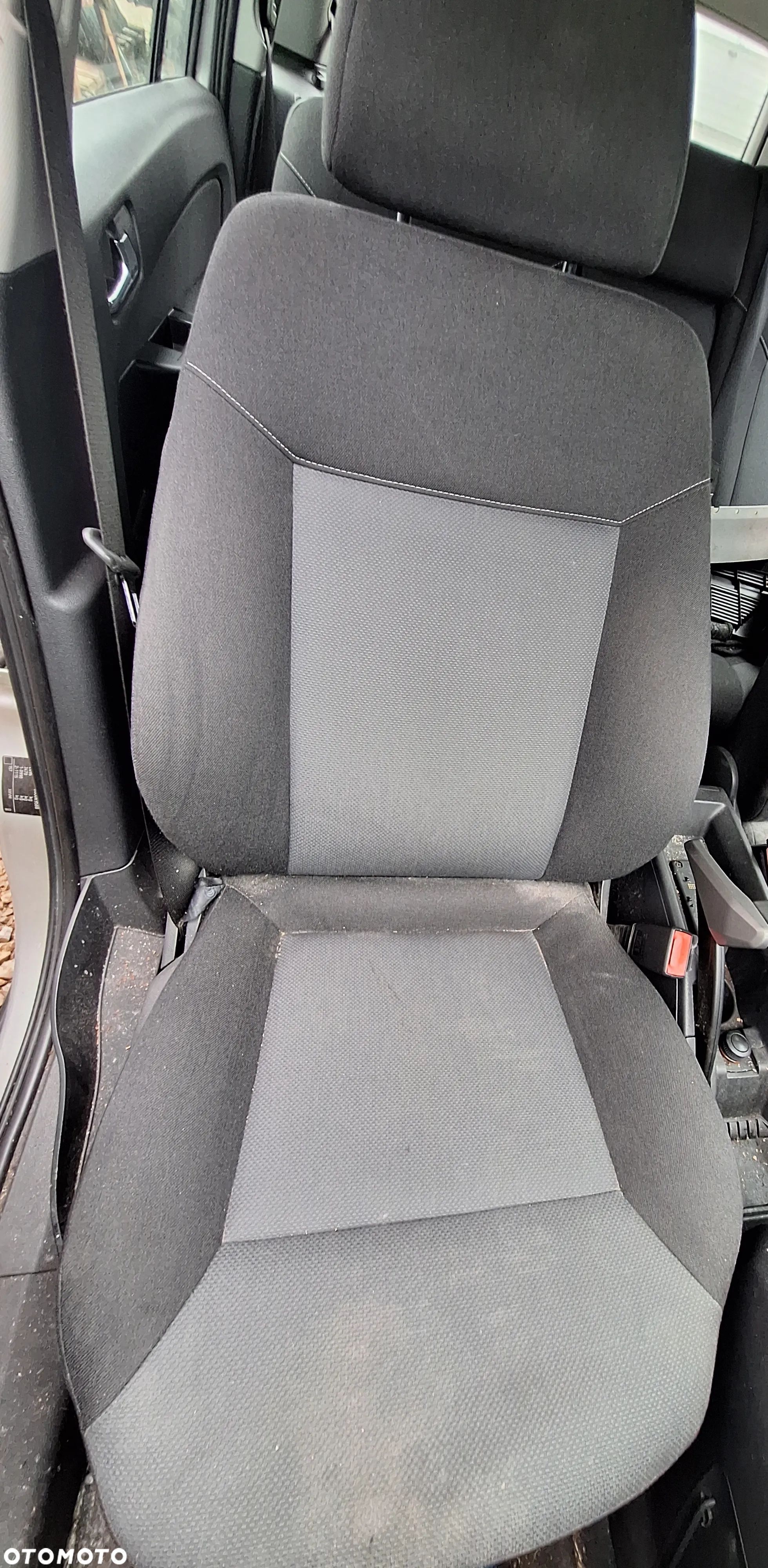 FOTEL PRAWY PRZÓD- OPEL ZAFIRA B - 2007 ROK /-EUROPA - 1