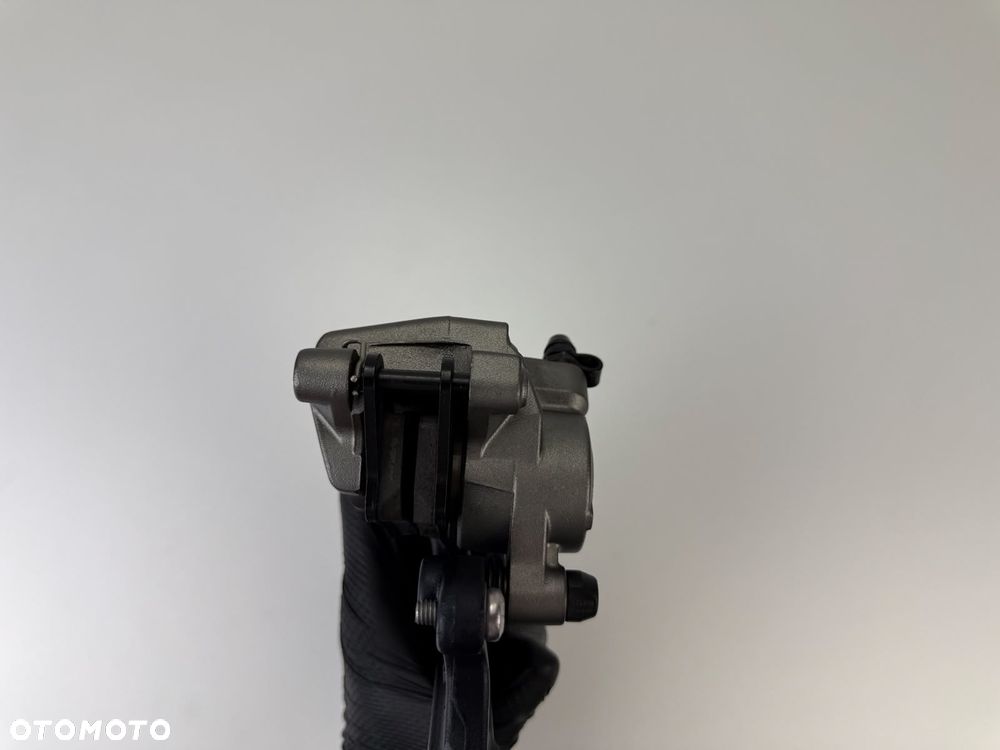 Tylny zacisk hamulcowy Triumph Street Triple 765 RS 2022- - 9