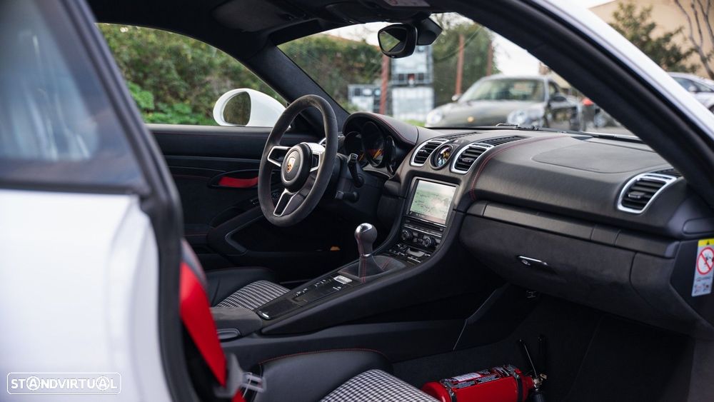 Porsche Cayman GT4 - 6