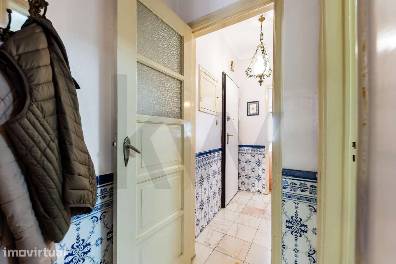 Apartamento T2 com duas frentes e marquise junto à Estação da Amadora - Grande imagem: 4/26