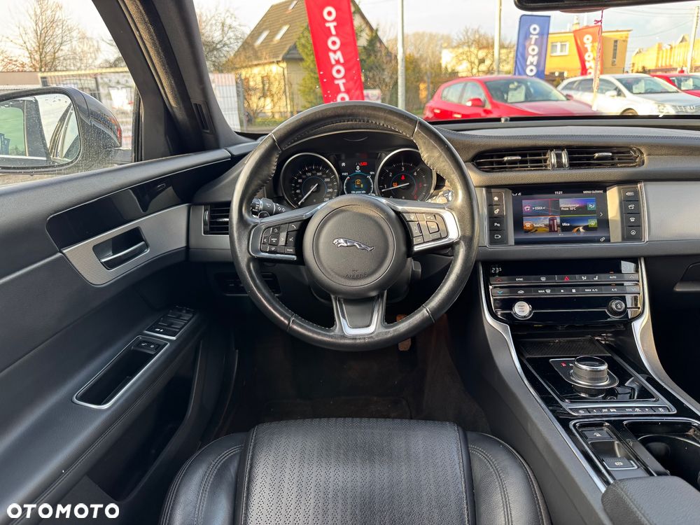 Jaguar XF 2.0 i4D Pure - 32