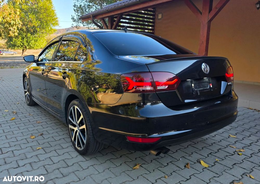 Volkswagen Jetta - 4