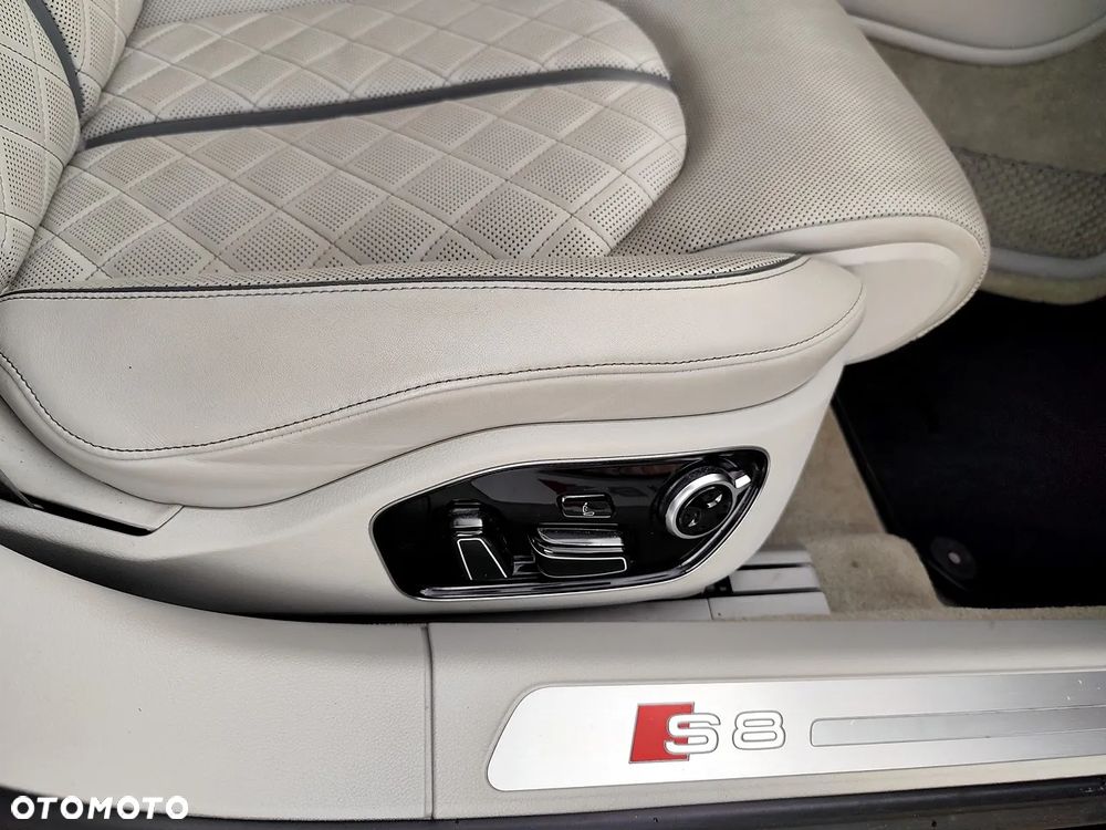Audi S8 - 12